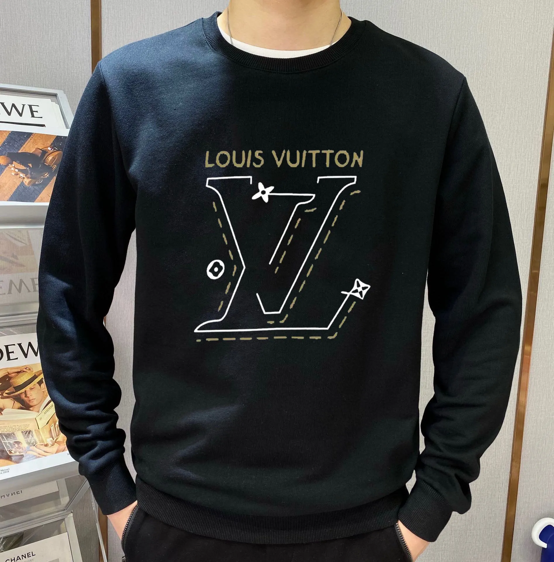 🅿️220 brand [LV Louis Vuitton] (good news for fat people) 2025ss autumn latest long-sleeved round-neck sweatshirt, on sale simultaneously on the official website. Refreshing and breathable. Made of top Tencel Roman. Comfortable and soft. 3D three-dimensional clarity. Super fashion sense. Great for gifting and keeping for yourself. Size: M-5XL (can wear up to 220 pounds)